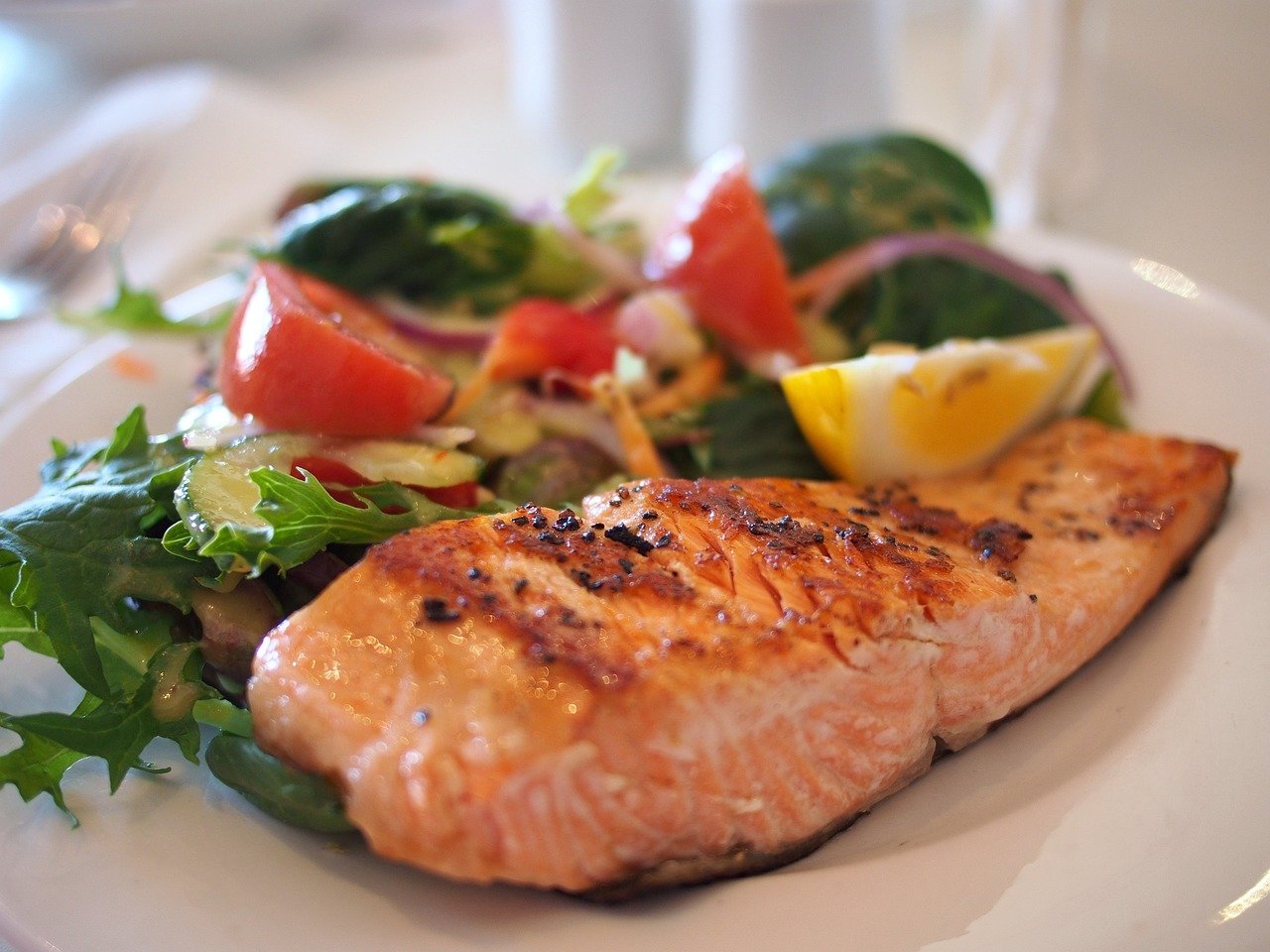 filete de salmon a la parrilla y ensalada fresca de vegetales