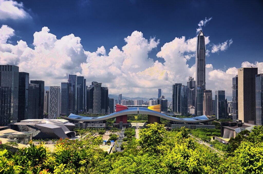 skyline de Shenzhen China al atardecer, rascacielos futuristas y modernos, ciudad tecnológica